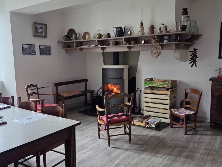 Salle à manger et poêle à bois