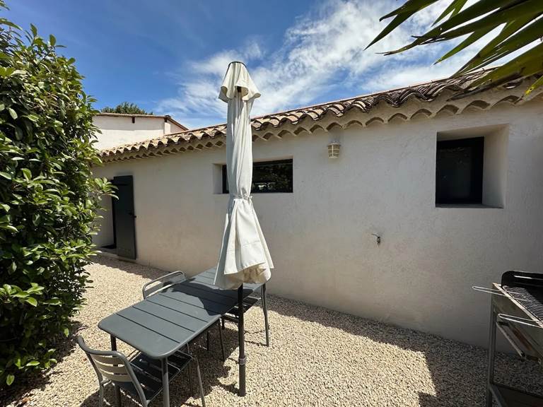 Barbecue et table de jardin pour savourer l’été à l’extérieur