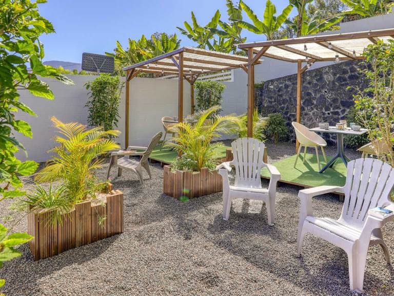 Terrasse arrière de l’appartement Chouchou à Hell-Bourg, idéale pour se détendre face aux montagnes du cirque de Salazie, à La Réunion.