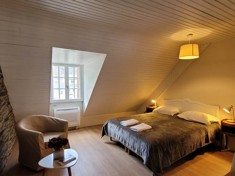 LA-BELLE-SAISON-Luchon-Location-d'appartements-Marmotte-Chambre1