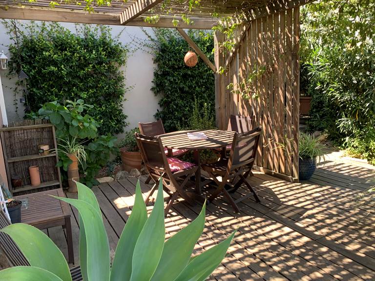 La terrasse est ombragée par un magnifique jasmin