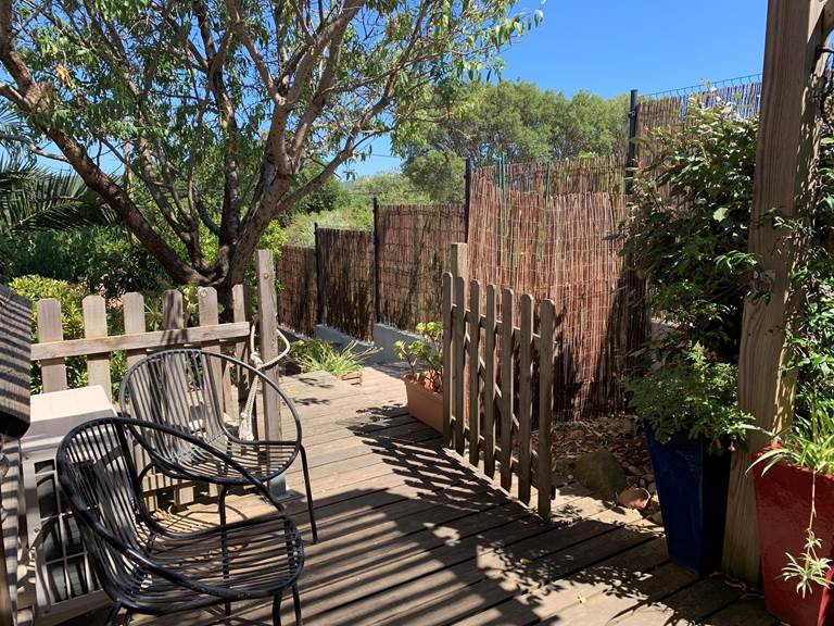 La petite terrasse s'ouvre sur le vieil amandier
