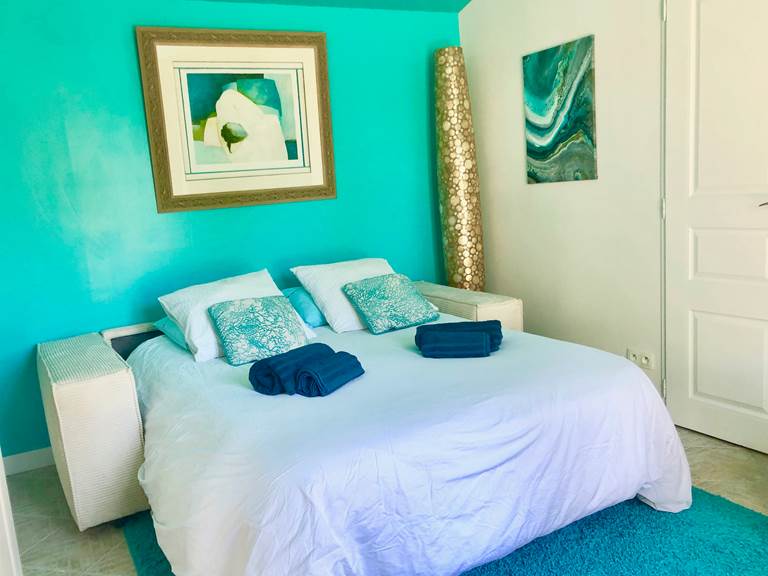 CHAMBRE BLEUE avec canapé LIT déplié