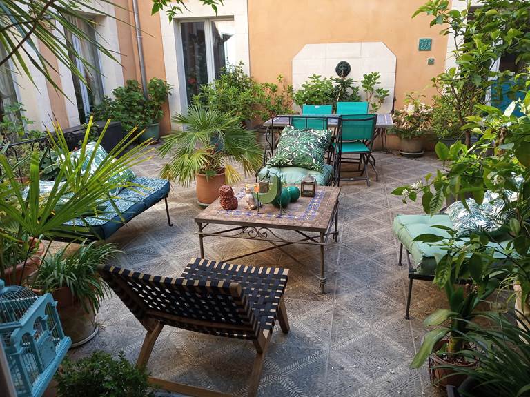 vue de la chambre sur le patio fleuri