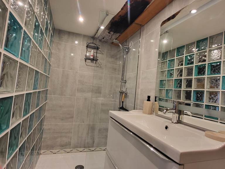 Salle de bain privative chambre parentale le Petit Duguesclin