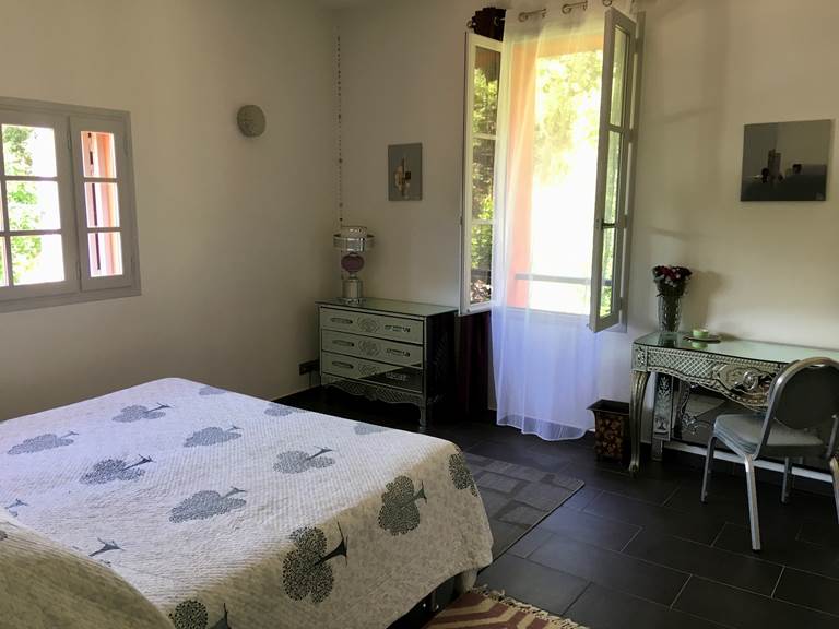 lit king size de la suite Anjuna de la Villa Chandra