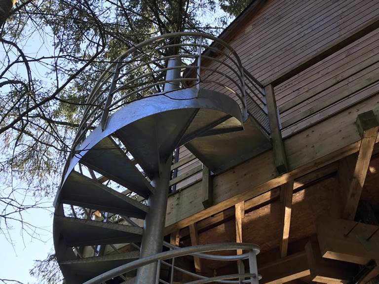 Escalier en colimaçon pour un accès facilité et sécurisé à la cabane dans les arbres