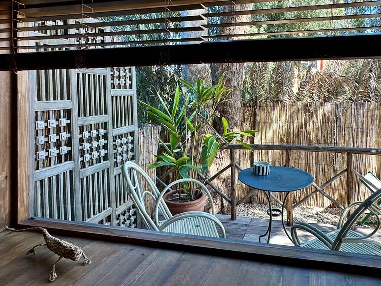 Depuis la chambre, vue sur terrasses et jardin privatifs