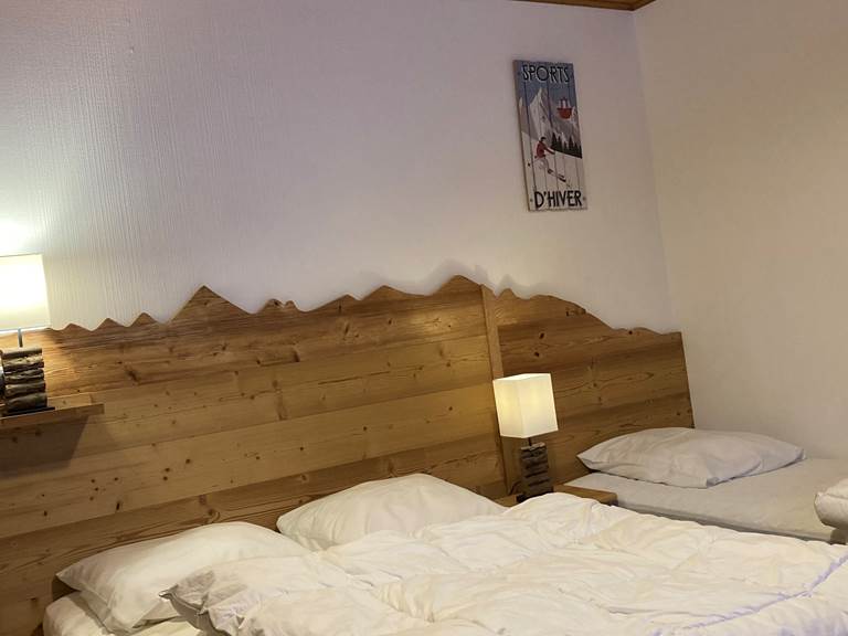 Chambre 2: 1 lit double, 1 lit simple