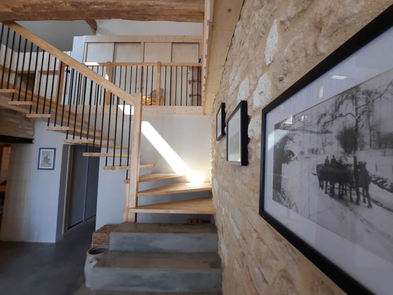 Une autre vue de notre hall, avec des photos anciennes rappelant l'ancienne activité de notre gîte