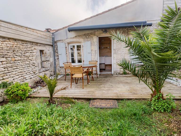 Logis-Les-Trois-Moulins-Ile-de-Ré-terrasse-privative-espace-repas-extérieur