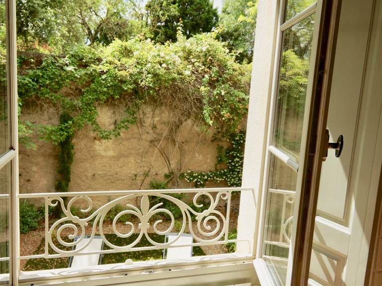 vue sur le jardin clos chambre romantique des chambres d'hôtes la Rougeanne près de Carcassonne