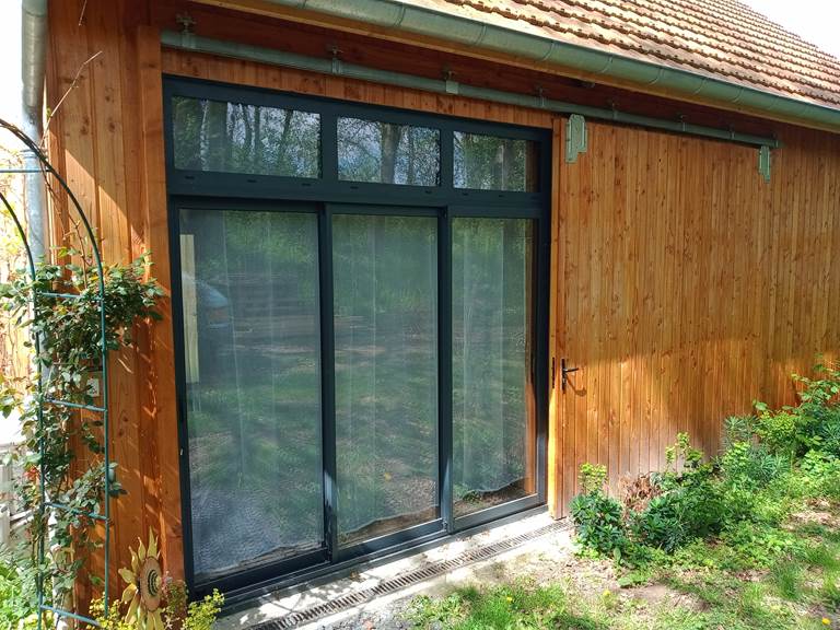 Porte fenêtre coulissante avec accès direct au jardin