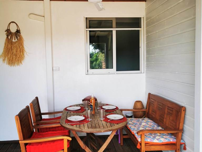 gite-horizon-balisiers-salon-exterieur-table-apero