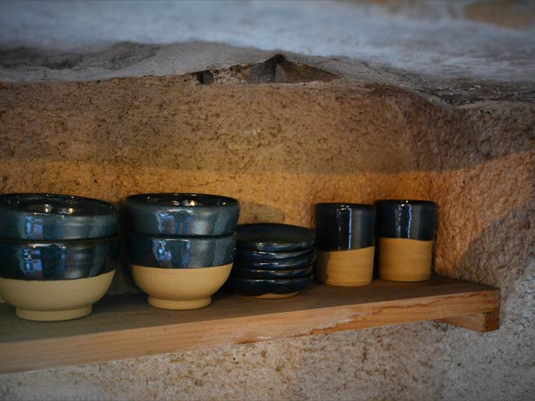 Vaisselle et accessoires font la part belle à l'artisanat local