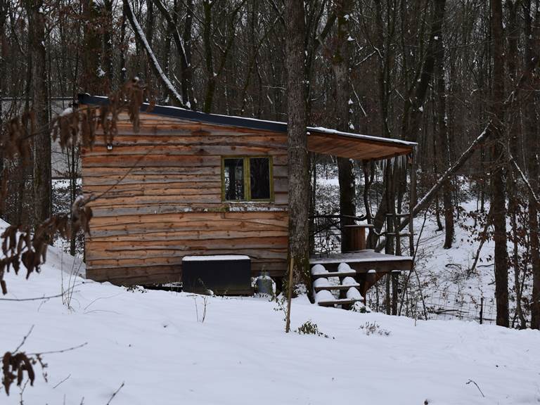 cabane sous la neige