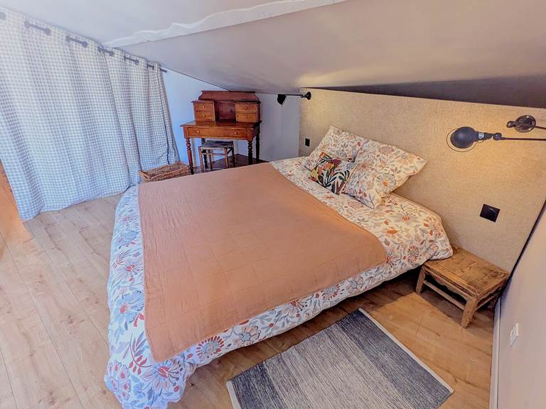 chambre-lit queen size-bureau-16 bis gite hotel-albi-marssac-climatisation