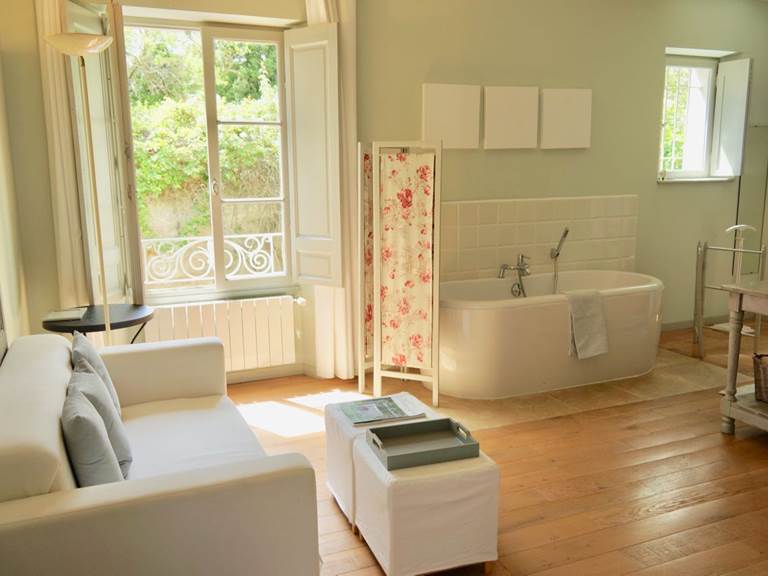 Salle de bain avec baignoire et coin salon aux chambres d'hôtes la Rougeanne près de Carcassonne