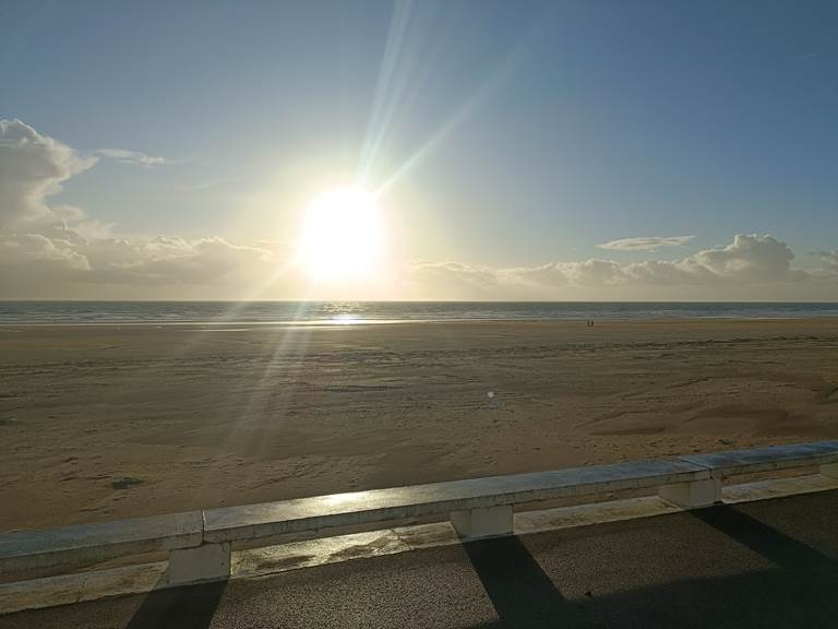 la célèbre plage et l'Estacade de St jean à 50m