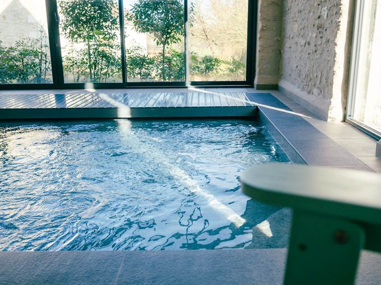 Zone spa de la piscine chauffée dans la grange - Domaine des Cyclamens
