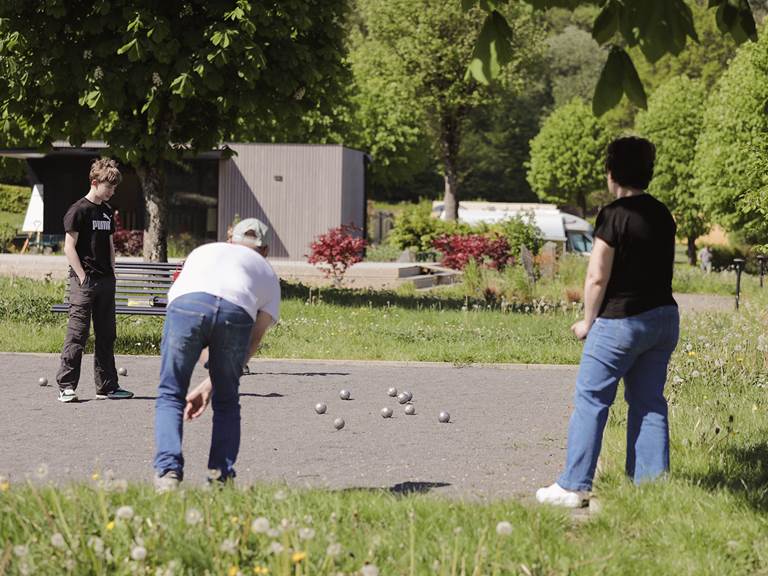 Une partie de pétanque