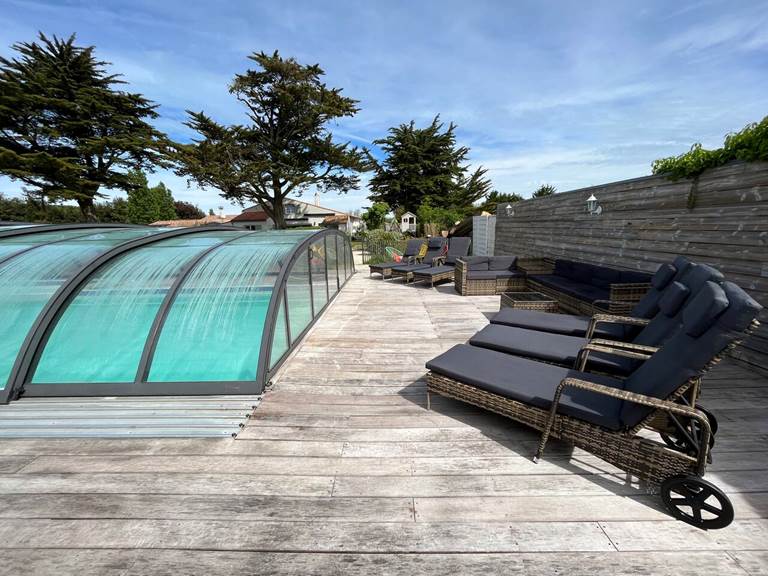 Logis-Les-Trois-Moulins-Ile-de-Ré-piscine-avec-transats