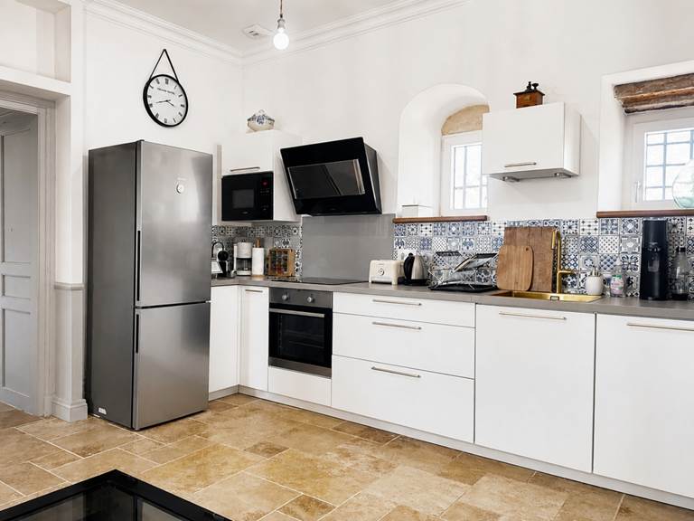 Cuisine avec travertin et décoration vintage