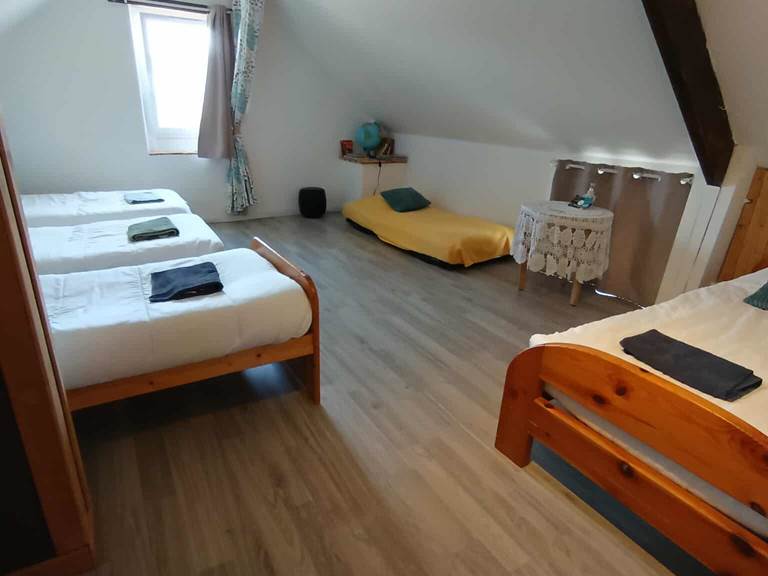chambre2-petit-dortoir-chaumiere-gite-sarthe