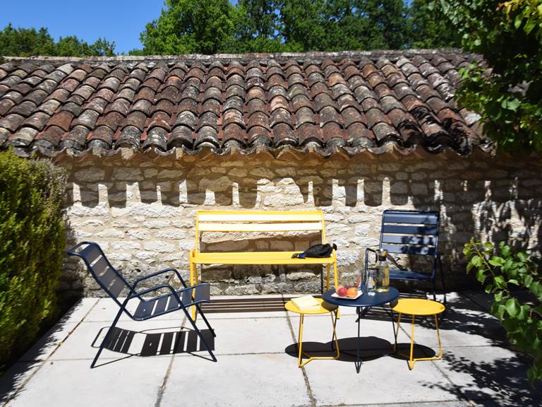 Tourisme dans le Lot terrasse chambre d'hôtes au soleil