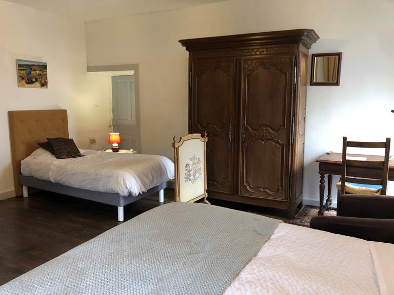 un lit individuel 90 x 200