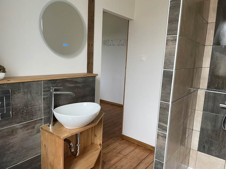 Photo de la  salle de bain de la Chambre Suisse - Chambres d'hôtes La Grange Richard à Dinsac