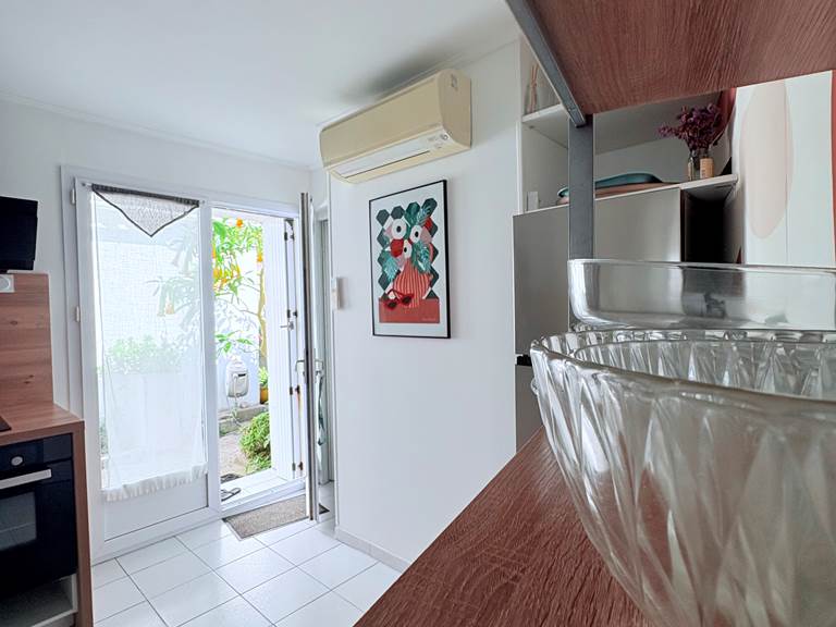 Maison Réthaise 2 – Cuisine pratique et design Un espace clair et parfaitement équipé : four, plaque, lave-vaisselle, micro-ondes. Le confort du quotidien à deux pas du marché médiéval.