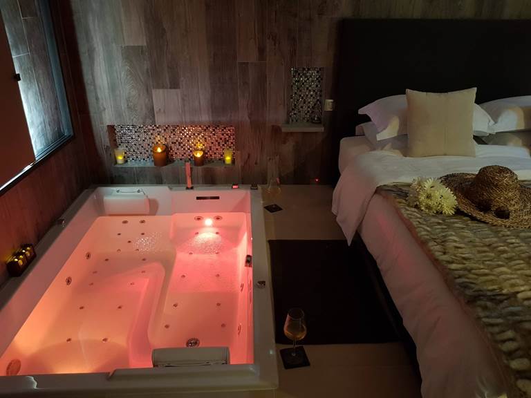 jacuzzi privatif dans la chambre