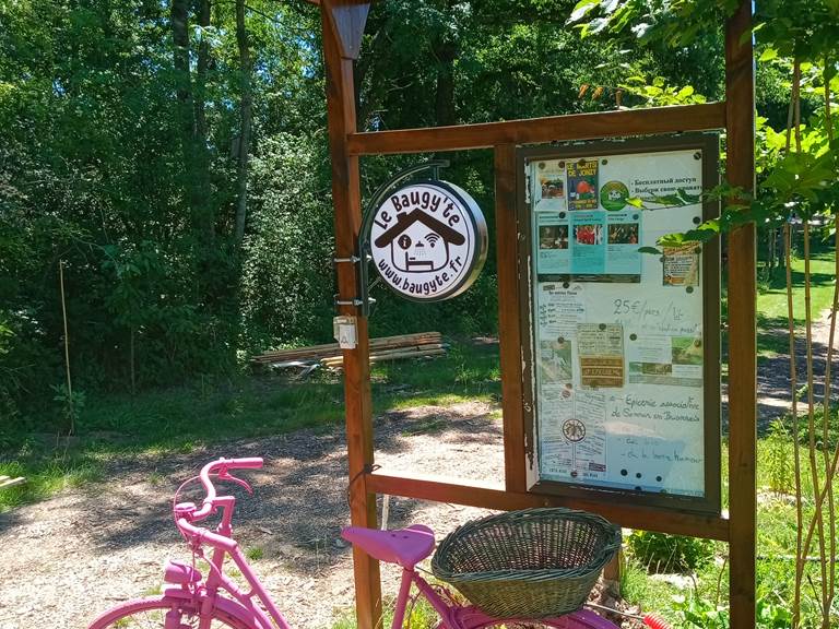 Panneau d'accueil avec son joli vélo rose décoratif