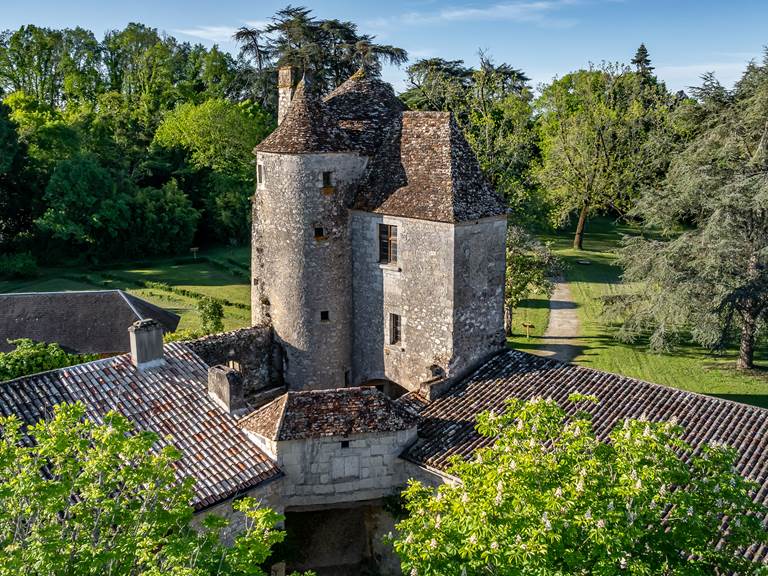 DJI_20250430083345_0103_D_MAVIC3PRO- Cha^teau Michel de MontaigneDe´clic&De´colle