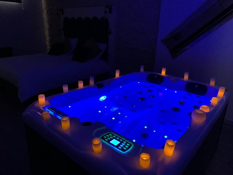 Soirée romantique, jacuzzi et bougies