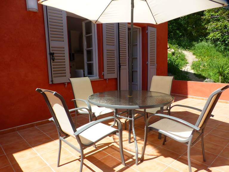STUDIO 2 TERRASSE AVEC TABLE CHAISES PARASOL
