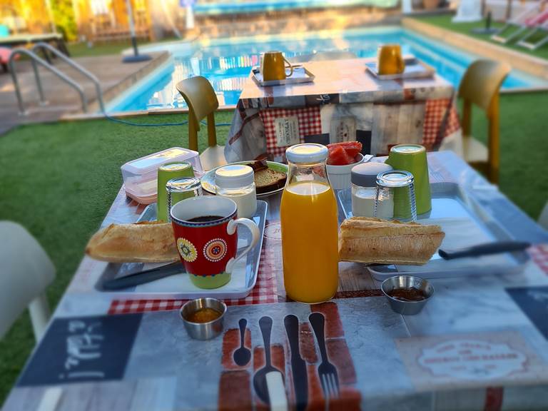 le petit déjeuner servi en bord de piscine