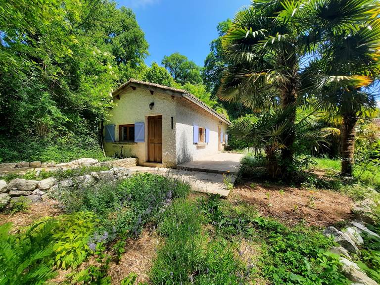 gite-volets-bleus-jardin-lavande-salamandre-lauzerte-quercy-blanc