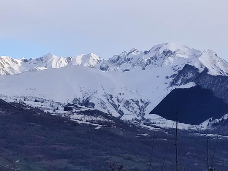 neige en hauteur, rarement à Ouzous