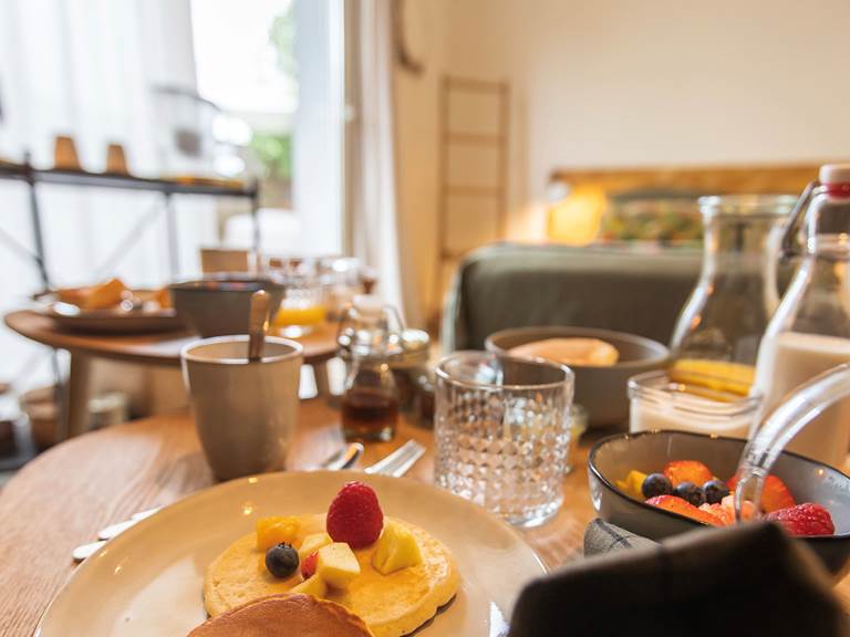 Un délicieux petit déjeuner prêt à être apprécié dans l' intimité dans votre chambre.