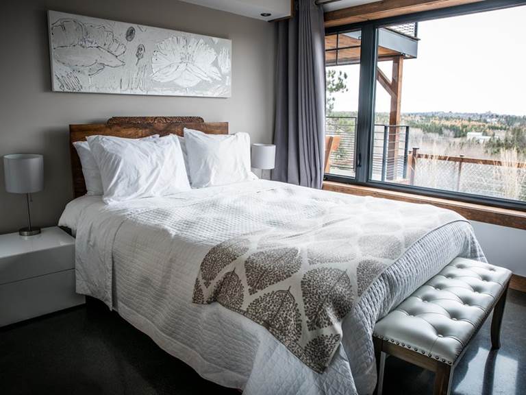 Grand lit double avec vue sur le Fjord