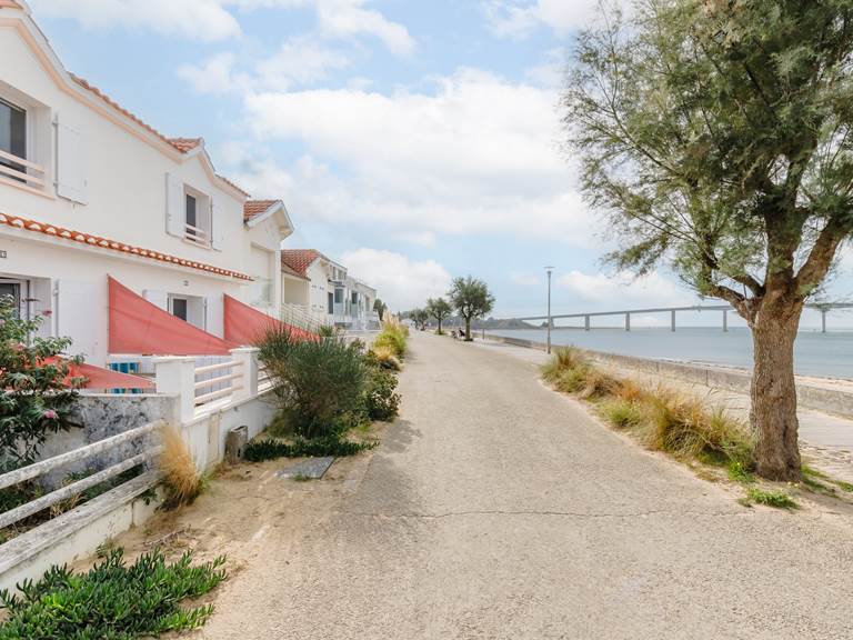 Façade twin villas avec les voiles roses