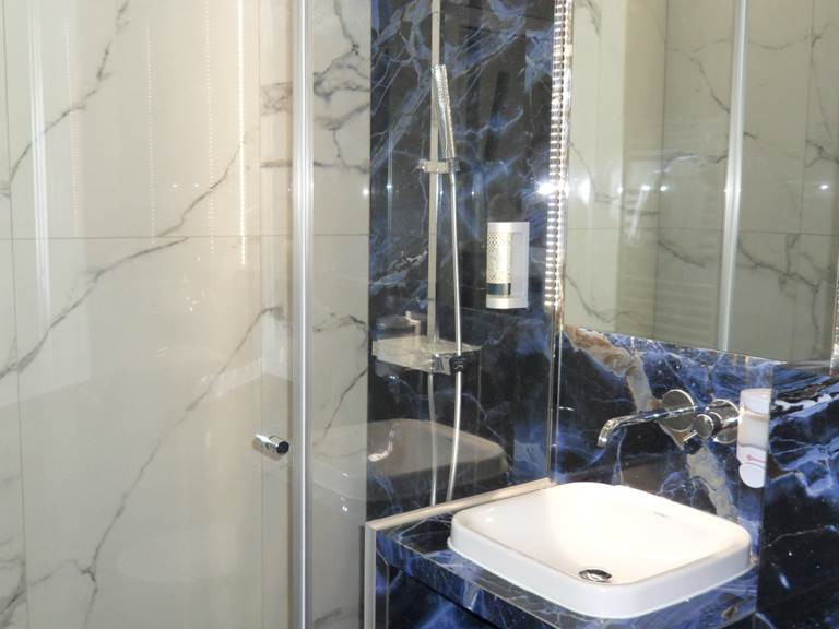 Salle de bain individuelle hotel jean bart paris 6 jardin du luxembourg