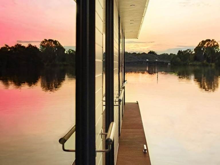 Terrasse du houseboat avec vue directe sur le canal du Rhône à Sète à Saint-Gilles, espace extérieur idéal pour repas et détente au fil de l’eau.