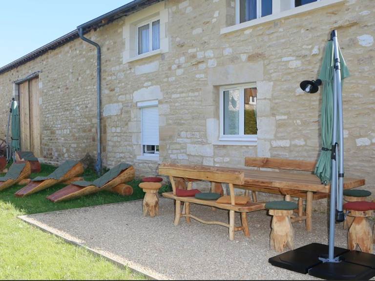 Parasols, transats sur la terrasse de notre gîte