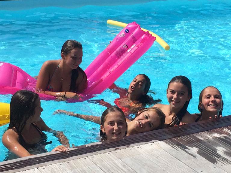 piscine extérieur chauffée en saison aux logis de Kerdrien