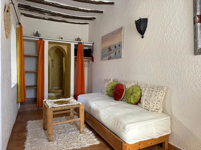 riad-eucalyptus-chambre-zina-banquette-blanche -salon,-gallery