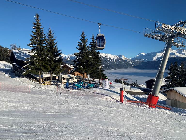 télécabine et piste à coté du chalet