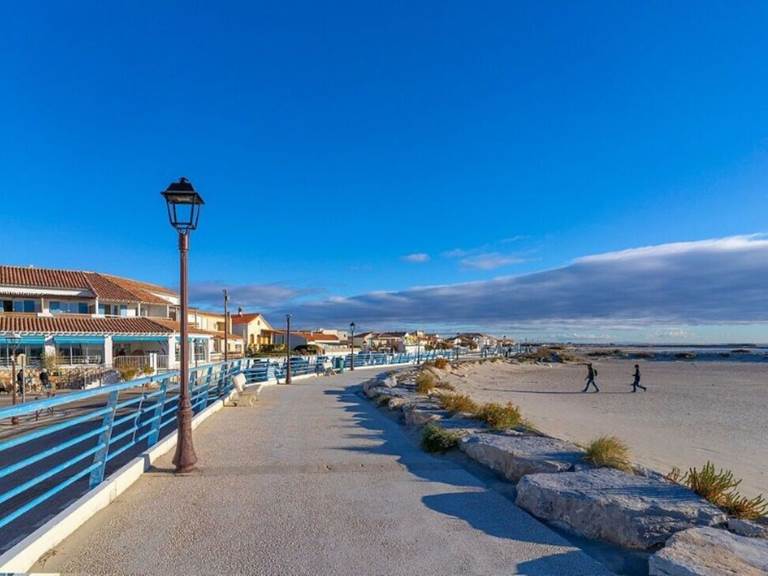71401861-Amphora-beach-des-Amphores-Saintes-Maries-de-la-Mer-Camargue-Bouches-du-Rhone-Provence-Alpes-Cote-d-Azur